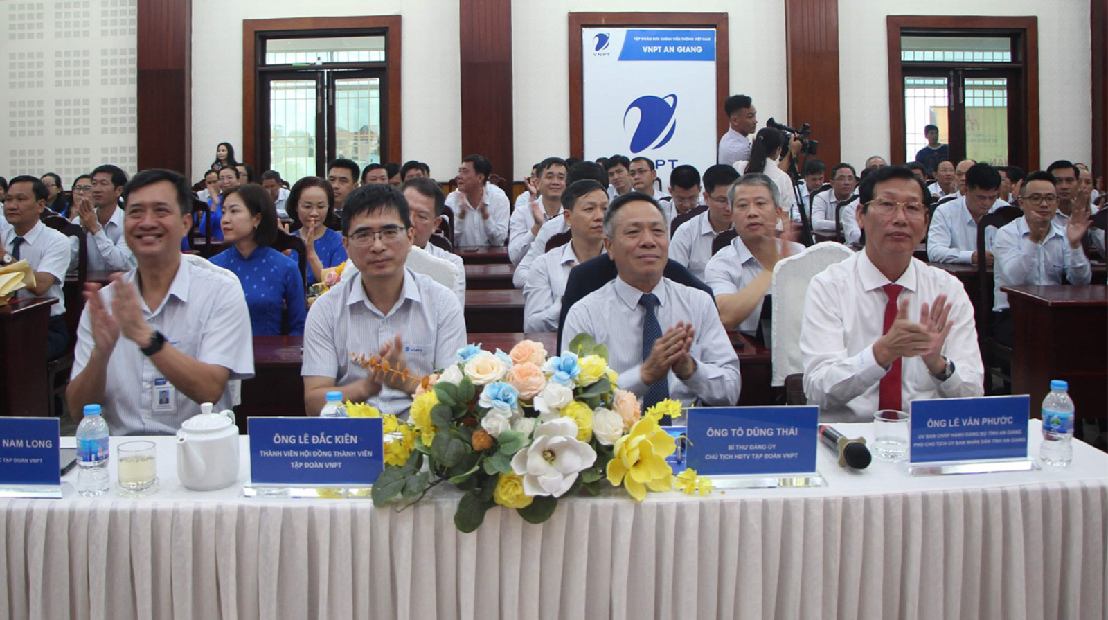 Công bố và trao quyết định của Ban Thường vụ Đảng ủy phường Rạch Giá về công tác cán bộ