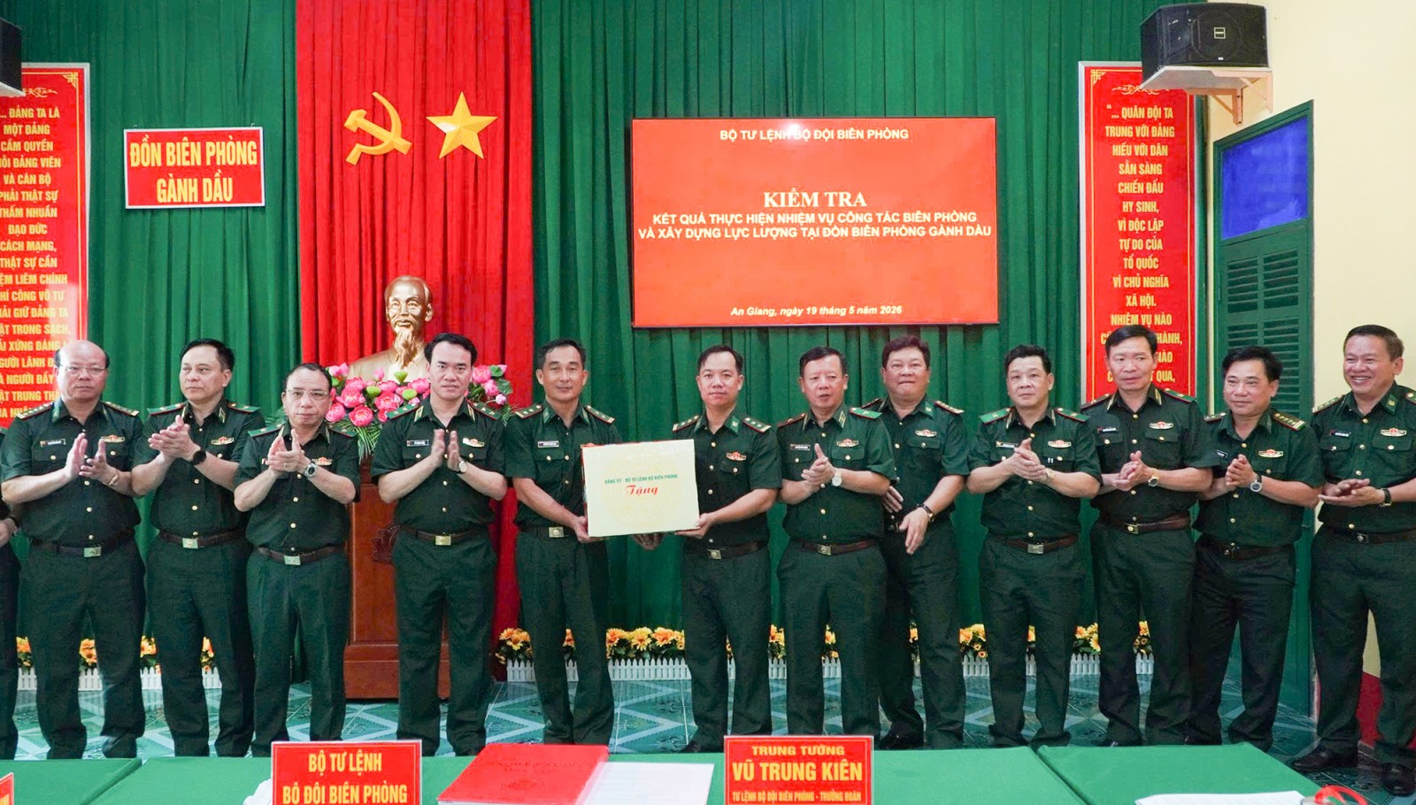 Tư lệnh Bộ đội Biên phòng thăm, kiểm tra tại Đồn Biên phòng Gành Dầu