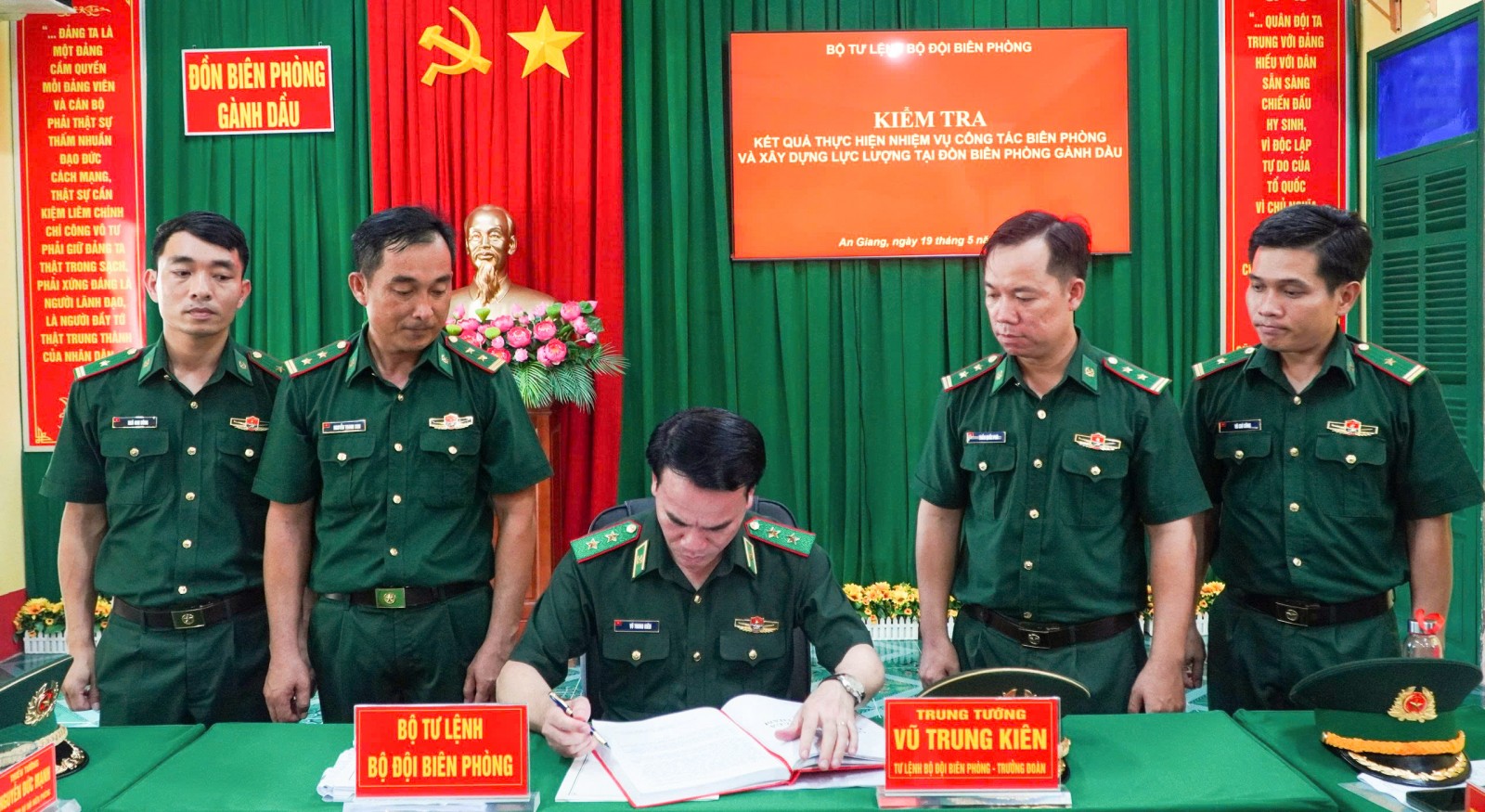 Tư lệnh Bộ đội Biên phòng thăm, kiểm tra tại Đồn Biên phòng Gành Dầu