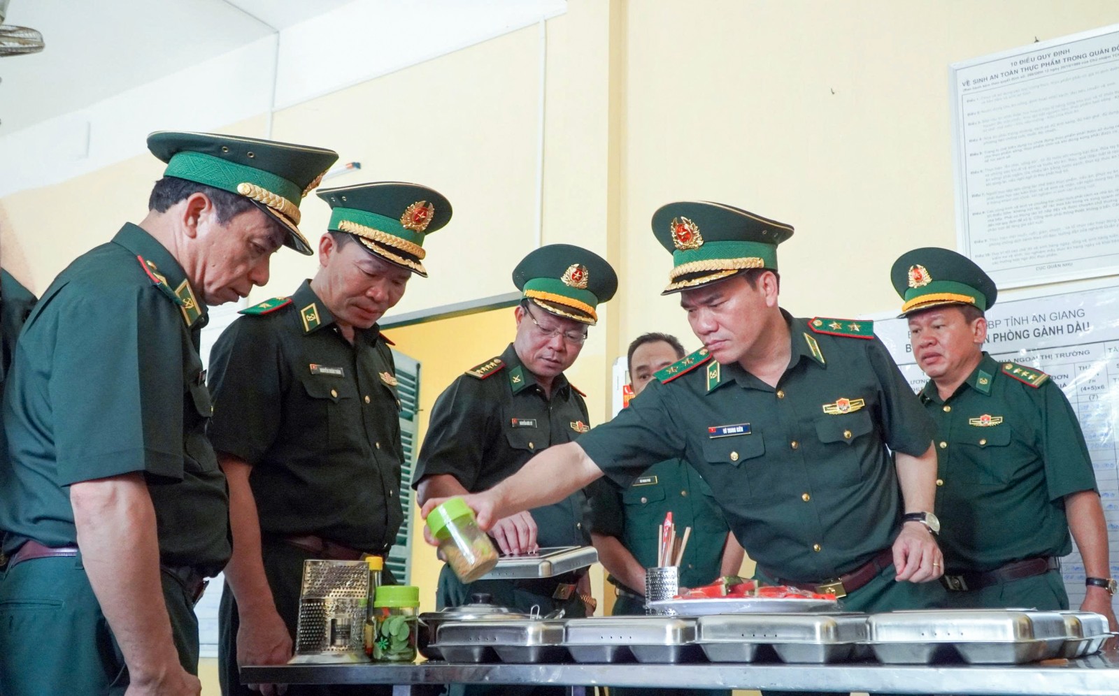 Tư lệnh Bộ đội Biên phòng thăm, kiểm tra tại Đồn Biên phòng Gành Dầu