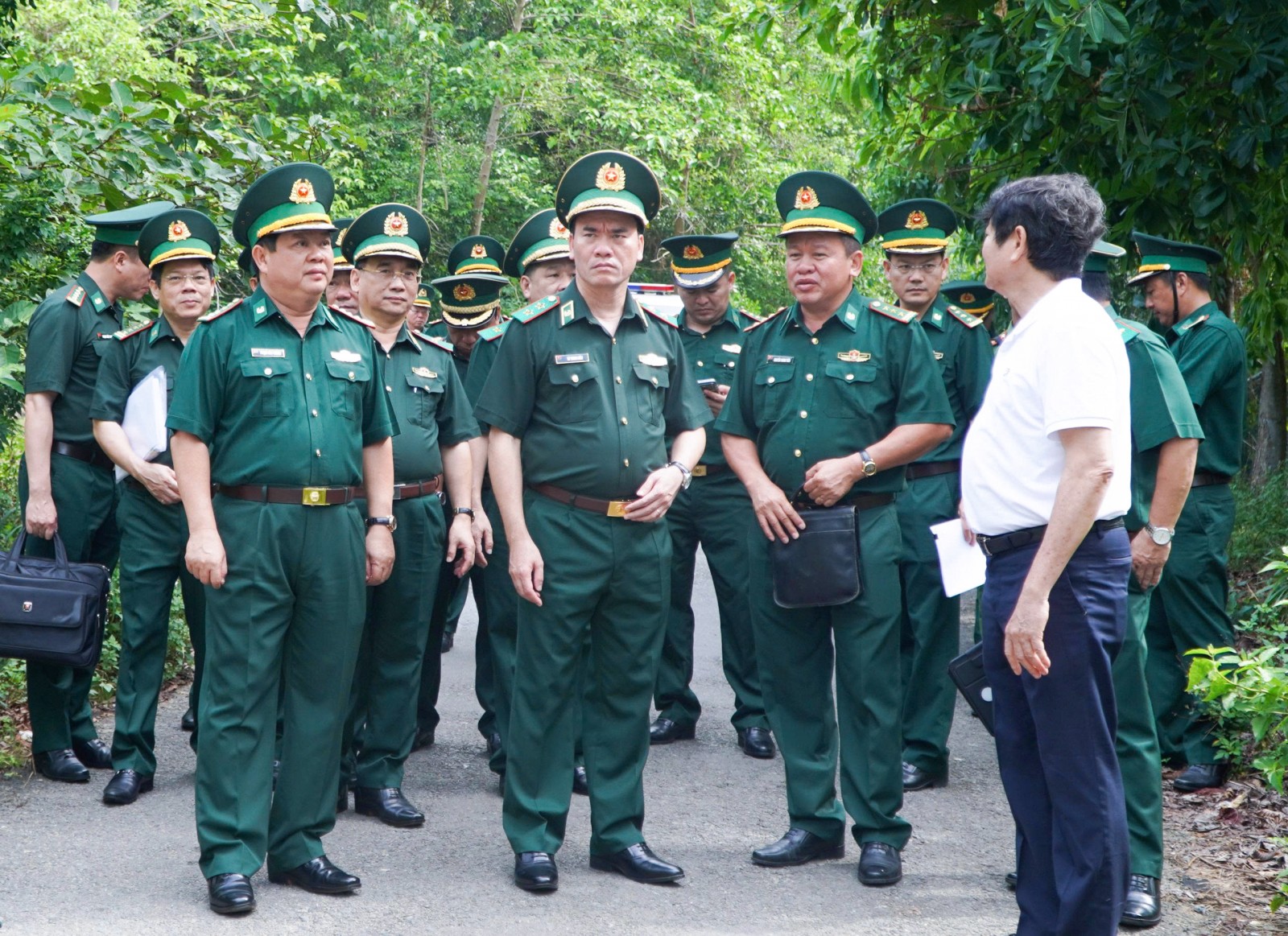 Tư lệnh Bộ đội Biên phòng thăm, kiểm tra tại Đồn Biên phòng Gành Dầu