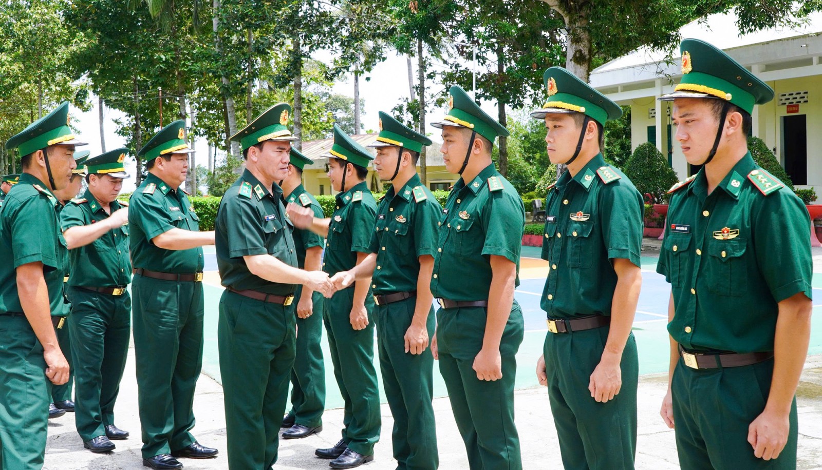 Tư lệnh Bộ đội Biên phòng thăm, kiểm tra tại Đồn Biên phòng Gành Dầu