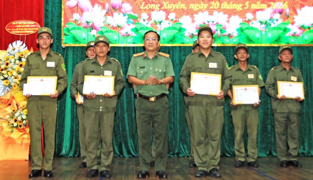 Đại tá Huỳnh Thanh Lâm, Phó Giám đốc Công an tỉnh trao giải cho các tập thể xuất sắc