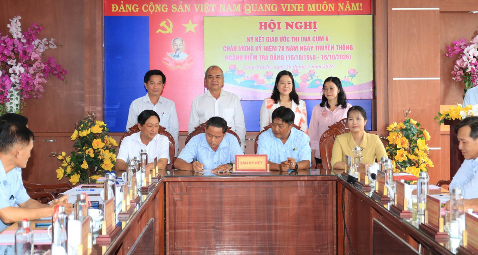 đạo Ủy ban Kiểm tra Đảng ủy các xã, phường trong Cụm thi đua 6 hực hiện ký kết giao ước thi 