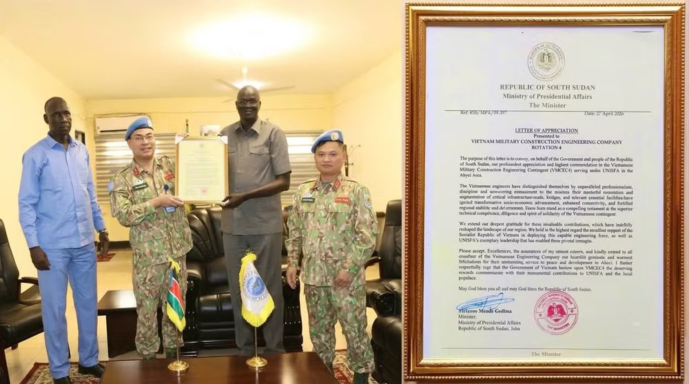 Đội Công binh số 4 của Việt Nam nhận Thư biểu dương từ Bộ Văn phòng Tổng thống Nam Sudan. (Ảnh: VĂN QUYẾT)