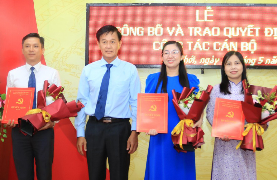 Tỉnh ủy viên, Bí thư Đảng ủy, Chủ tịch HĐND phường Mỹ Thới Trần Minh Nhựt trao Quyết định điều động Chánh văn phòng, bổ nhiệm Phó Chủ tịch UBMTTQVN phường