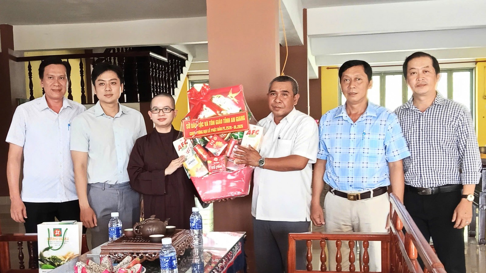 Sở Dân tộc và Tôn giáo tỉnh An Giang thăm, tặng quà Phật đản tại phường Chi Lăng