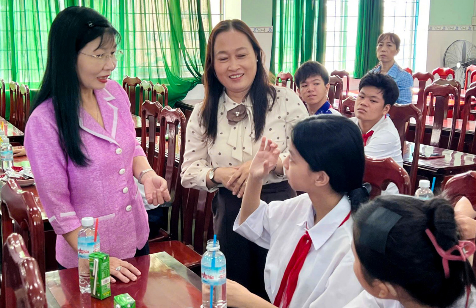Phó Bí thư Tỉnh ủy, Chủ tịch Ủy ban MTTQ Việt Nam tỉnh Trần Thị Thanh Hương thăm hỏi các học sinh khuyết tật
