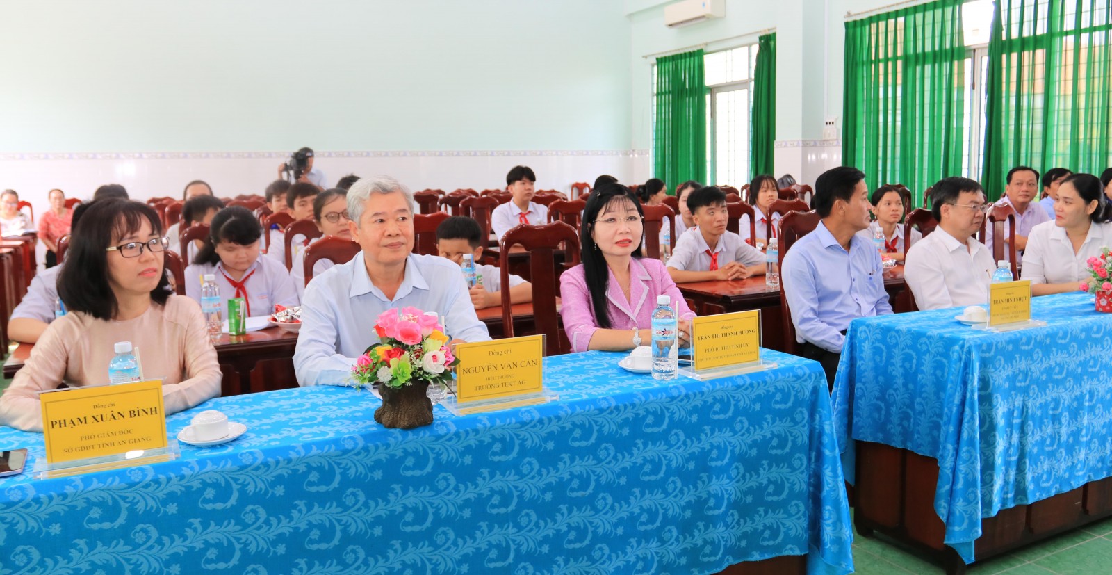 Đại biểu tham dự buổi thăm và trao quà