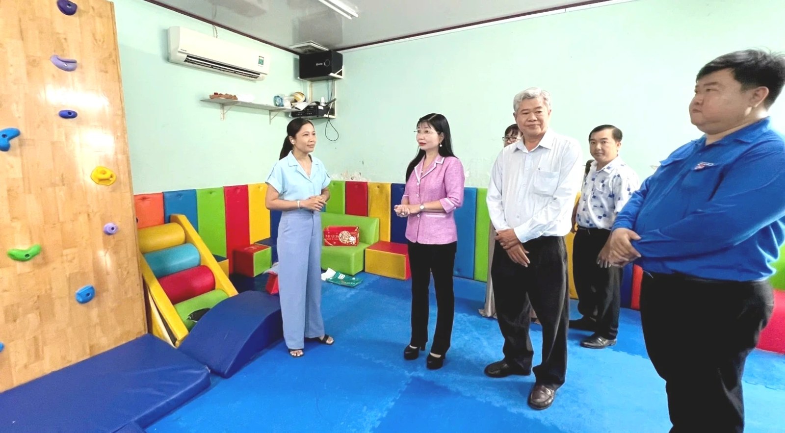 Phó Bí thư Tỉnh ủy, Chủ tịch Ủy ban MTTQ Việt Nam tỉnh Trần Thị Thanh Hương khảo sát cơ sở vật chất của Trường Trẻ em khuyết tật An Giang