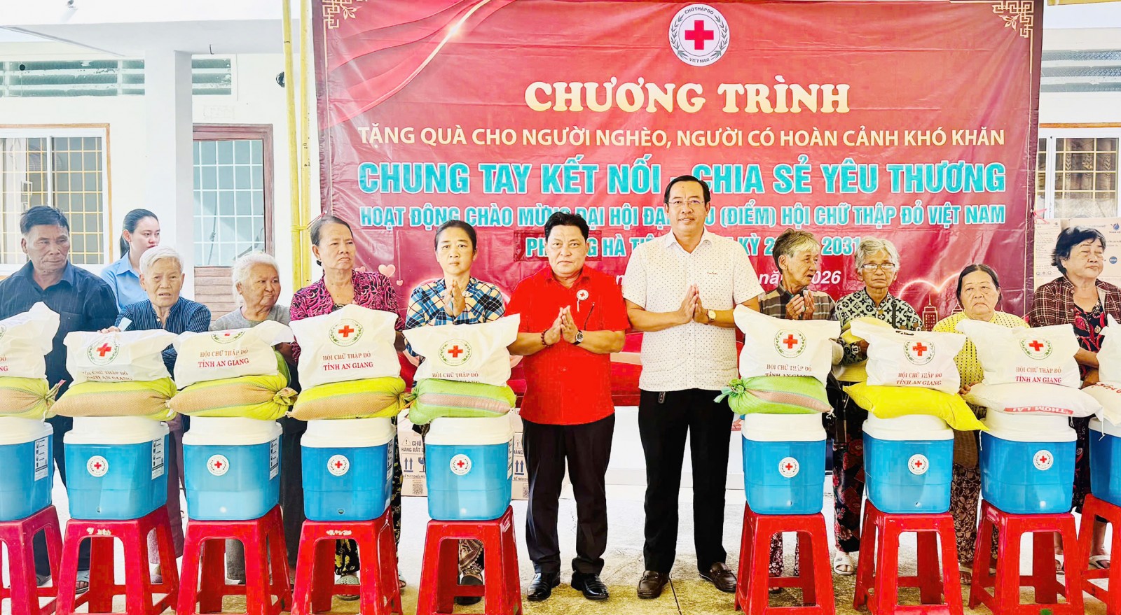 Hội Chữ thập đỏ tỉnh An Giang trao 150 suất quà cho hộ khó khăn tại phường Hà Tiên
