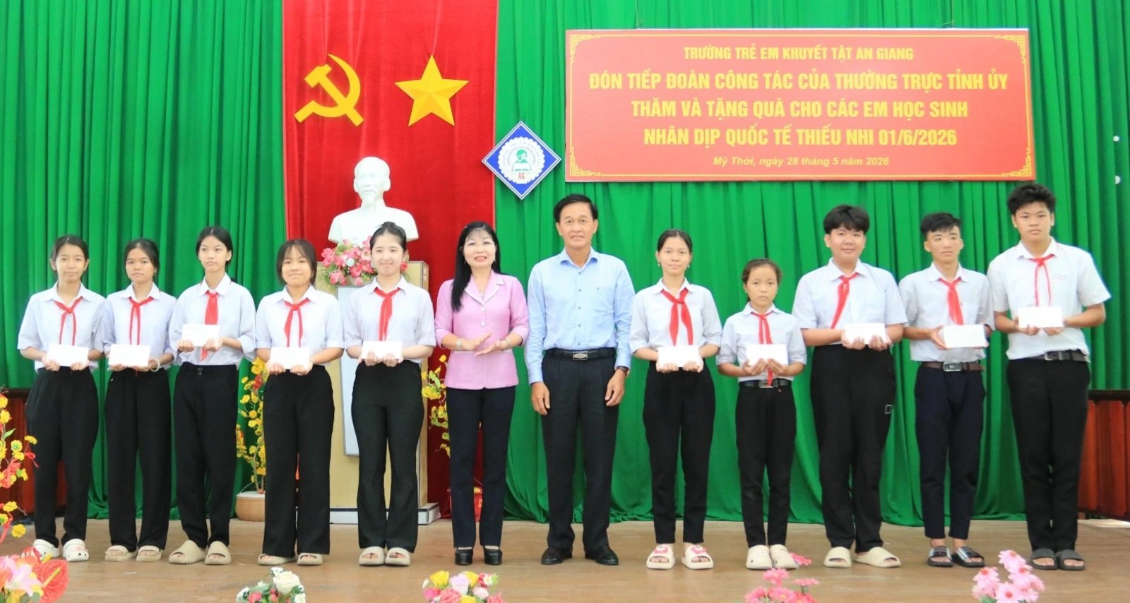 Phó Bí thư Tỉnh ủy, Chủ tịch Ủy ban MTTQ Việt Nam tỉnh Trần Thị Thanh Hương tặng quà cho học sinh Trường Trẻ em khuyết tật An Giang nhân Ngày Quốc tế Thiếu nhi