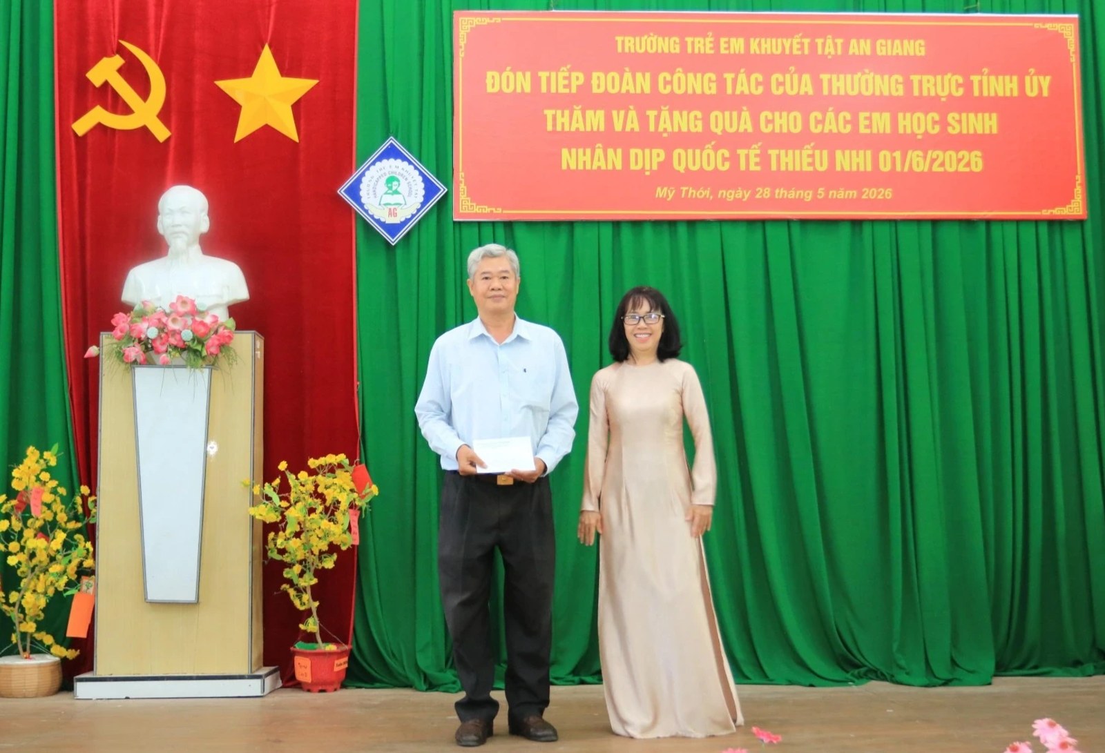 Phó Giám đốc Sở Giáo dục và Đào tạo tỉnh An Giang Phạm Xuân Bình trao quà hỗ trợ cho học sinh Trường Trẻ em khuyết tật An Giang