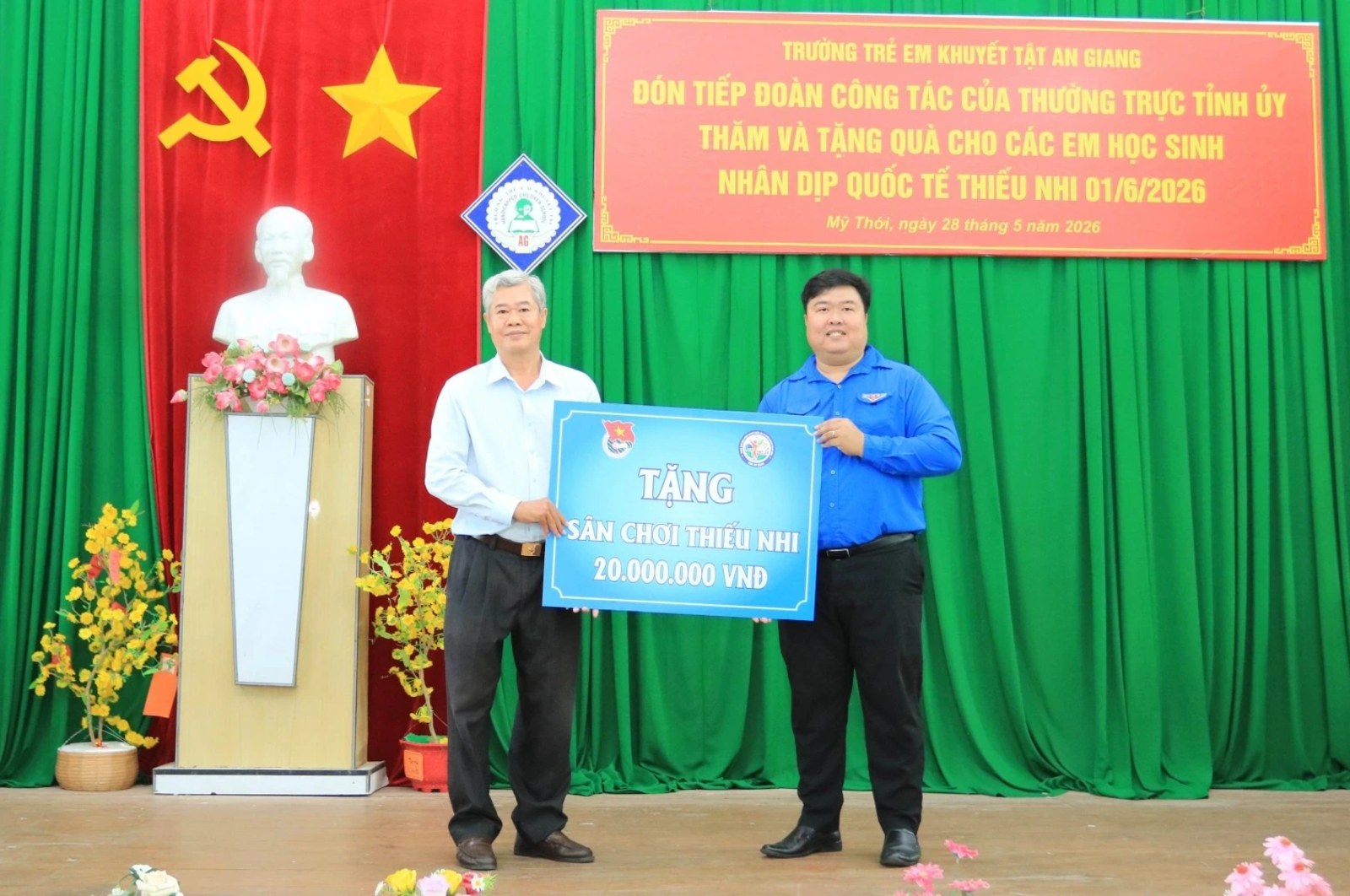 Phó Bí thư Tỉnh đoàn Dư Phạm Hữu Khuyến trao bảng tượng trưng “Sân chơi thiếu nhi” cho học sinh Trường Trẻ em khuyết tật An Giang