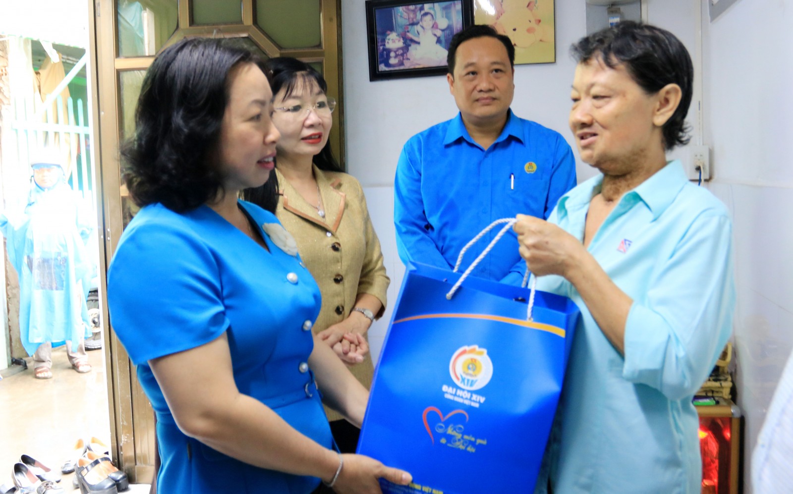 Phó Chủ tịch Thường trực Tổng Liên đoàn Lao động Việt Nam Thái Thu Xương thăm, tặng quà cho đoàn viên, người lao mắc bệnh hiểm nghèo có hoàn cảnh khó khăn của Công ty CP Điện nước An Giang