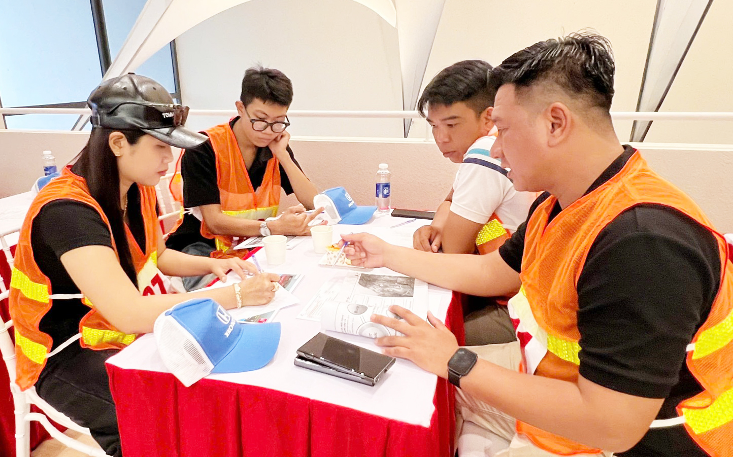 Học viên thực hiện phân tích các tinh huống an toàn giao thông