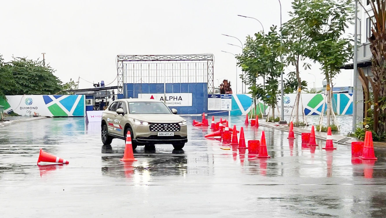 Thực hảnh lái ô tô an toàn qua các chướng ngại vật