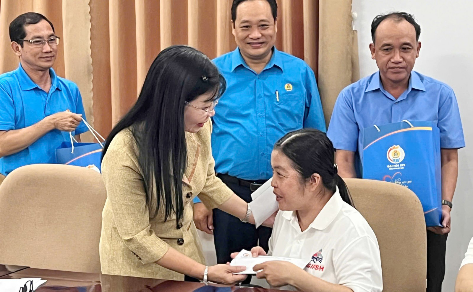 Phó Bí thư Tỉnh ủy, Chủ tịch UBMTTQ Việt Nam tỉnh An Giang Trần Thị Thanh Hương tặng quà, động viên đoàn viên, người lao mắc bệnh hiểm nghèo có hoàn cảnh khó khăn tại Công ty CP XNK Thủy sản An Giang