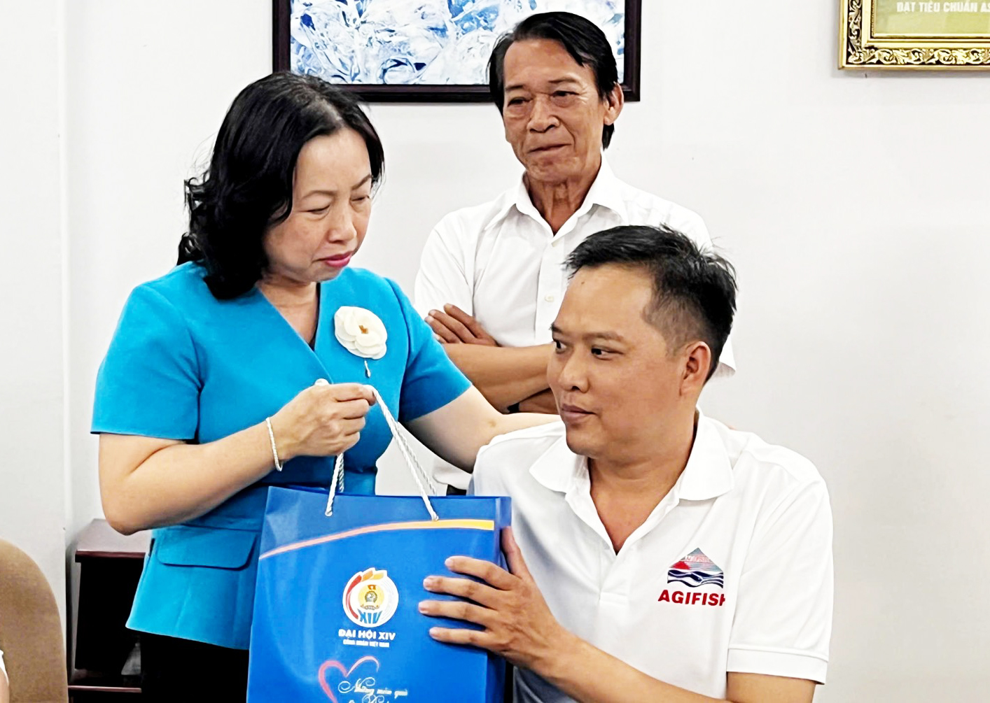 Phó Chủ tịch Thường trực Tổng Liên đoàn Lao động Việt Nam Thái Thu Xương tặng quà cho đoàn viên, người lao mắc bệnh hiểm nghèo có hoàn cảnh khó khăn tại Công ty CP XNK Thủy sản An Giang