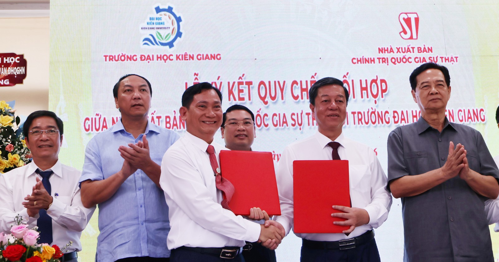 Trường Đại học Kiên Giang ký kết quy chế phối hợp với Nhà xuất bản Chính trị quốc gia Sự thật và khánh thành Tủ sách Lý luận, chính trị