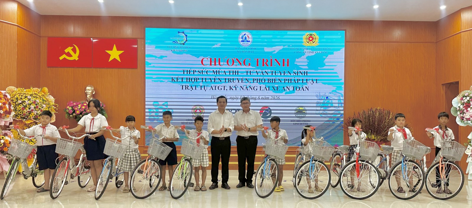 Trao 50 suất học bổng và 30 xe đạp cho học sinh vượt khó xã Hòn Đất