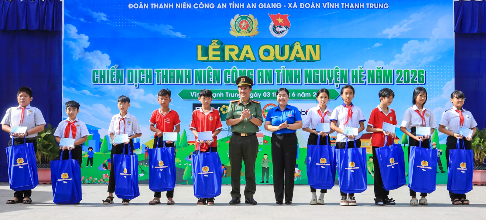 Đại tá Lê Phú Thạnh Phó Giám đốc Công an tỉnh và Thị Phương Hồng Phó Bí thư Thường trực Tỉnh đoàn tặng học bổng cho các học sinh xã Vĩnh Thạnh Trung