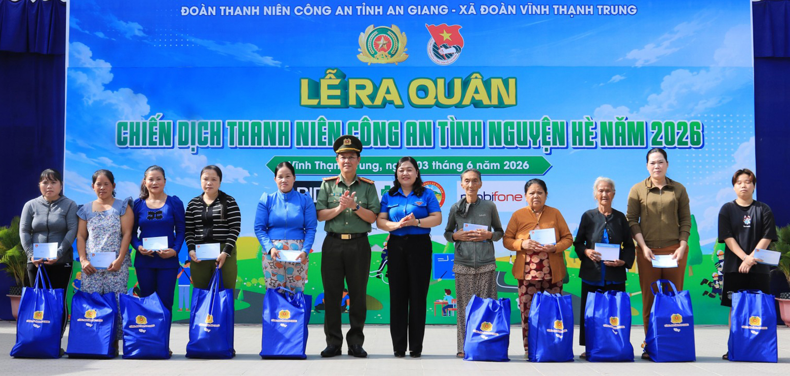 Đại tá Lê Phú Thạnh Phó Giám đốc Công an tỉnh và Thị Phương Hồng Phó Bí thư Thường trực Tỉnh đoàn tặng quà cho hộ khó khăn xã Vĩnh Thạnh Trung
