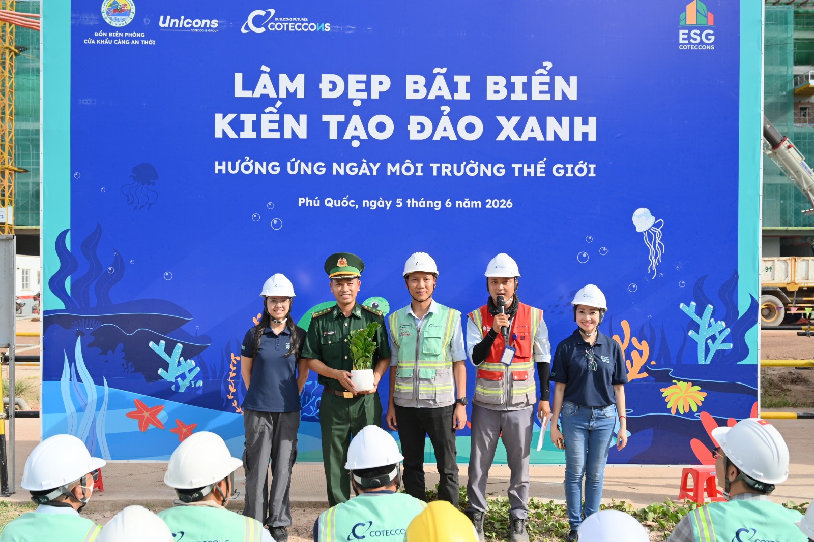 Gần 100 người tham gia làm sạch bãi biển Phú Quốc hưởng ứng ngày Môi trường thế giới
