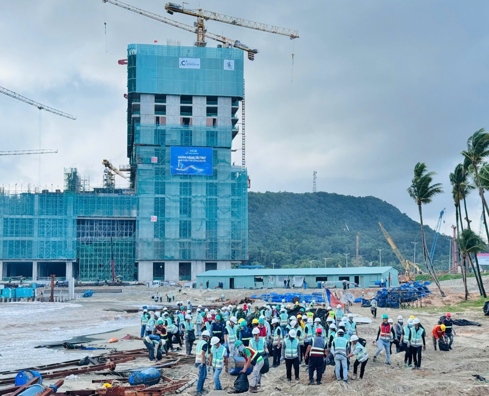 Gần 100 người tham gia làm sạch bãi biển Phú Quốc hưởng ứng ngày Môi trường thế giới