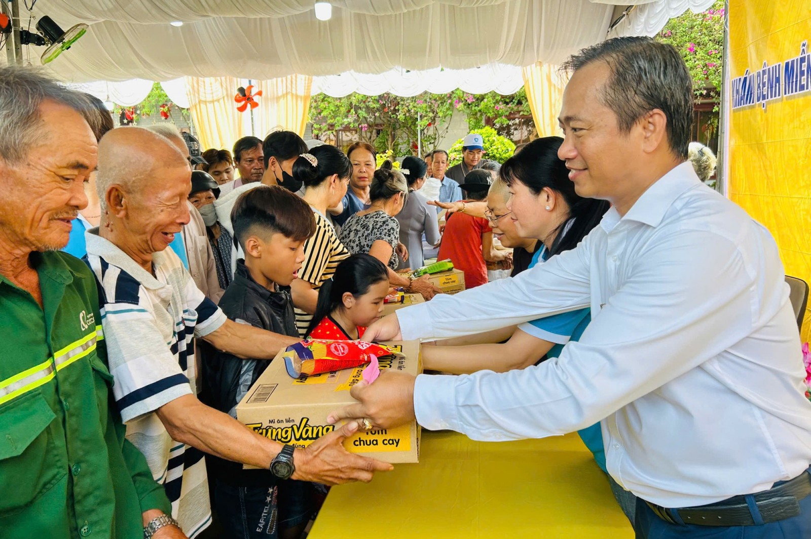 Khám bệnh, cấp thuốc miễn phí cho hơn 500 người dân xã Tân Hiệp