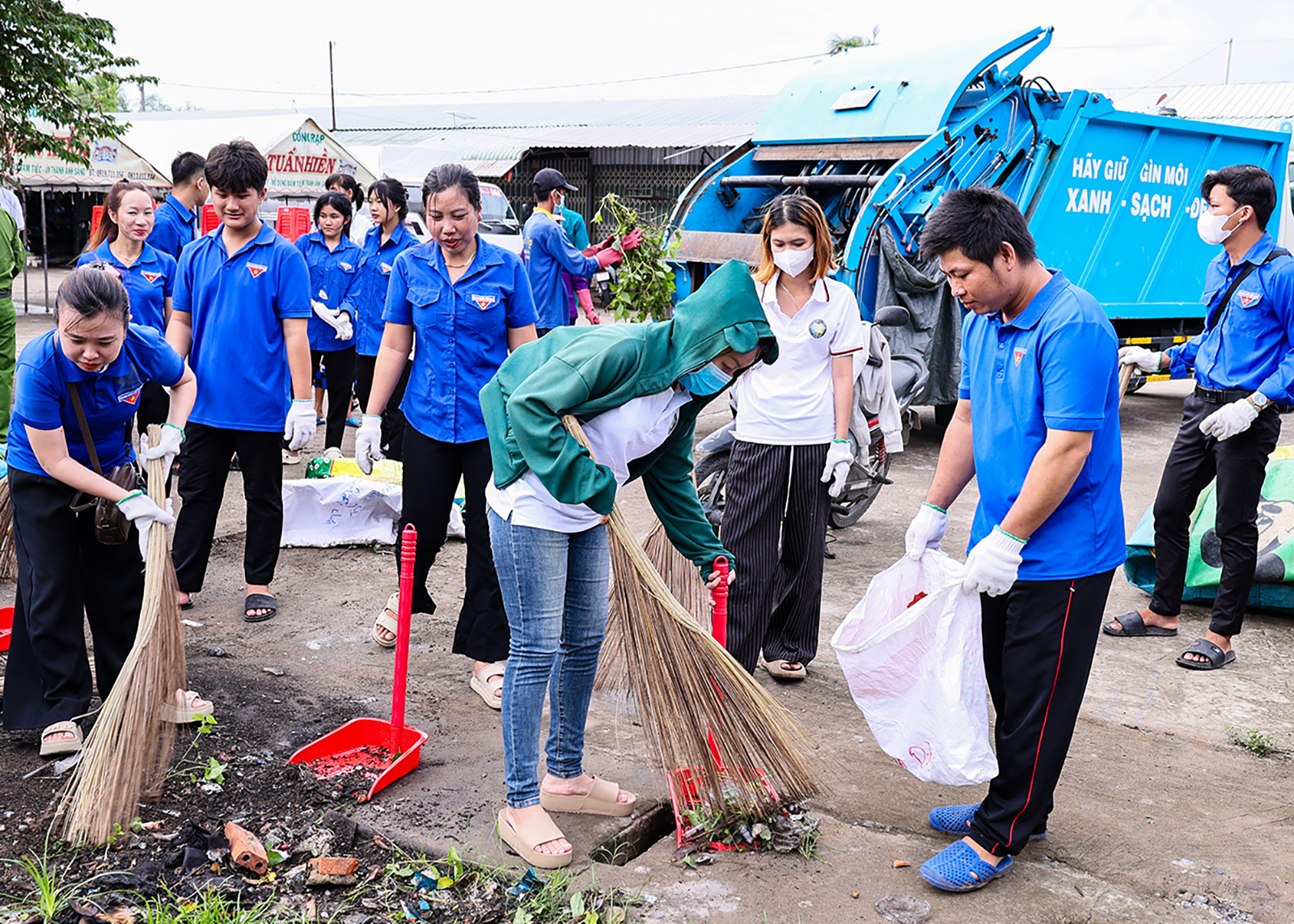 Sôi nổi hoạt động tình nguyện hè