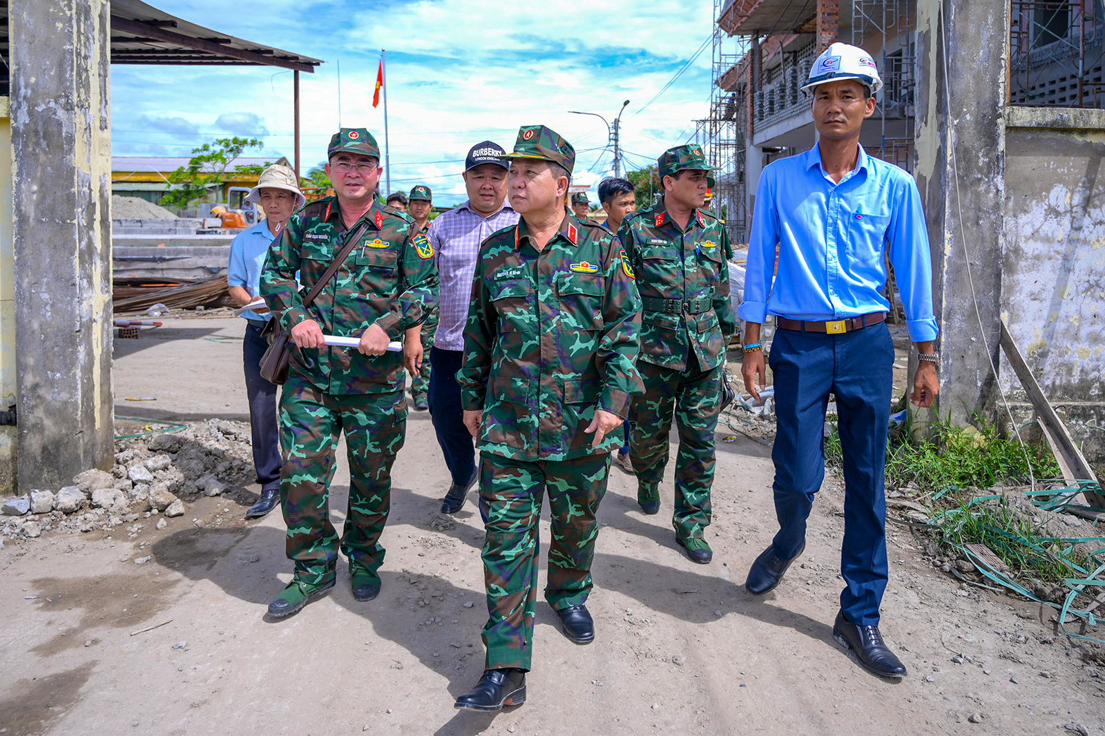 Thiếu tướng Nguyễn Văn Hùng, Chỉ huy trưởng Bộ Chỉ huy Quân sự tỉnh kiểm tra công trình Đại đội Kho Vũ khí - Đạn 1, Phòng Hậu cần - Kỹ thuật