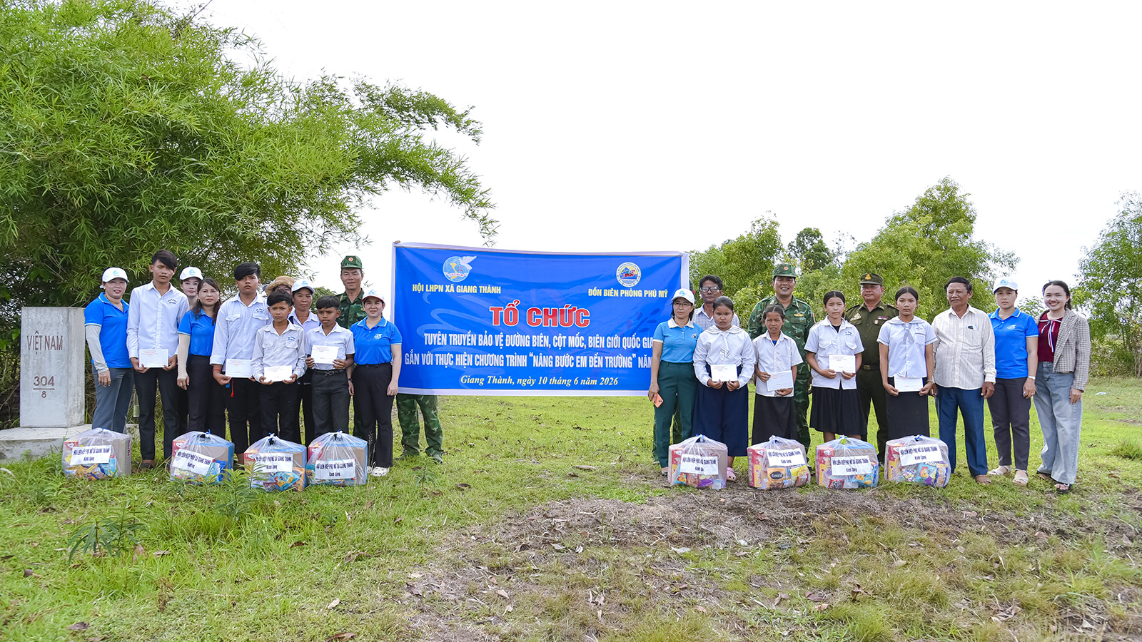 Đồn Biên phòng Phú Mỹ tặng quà học sinh Campuchia có hoàn cảnh khó khăn