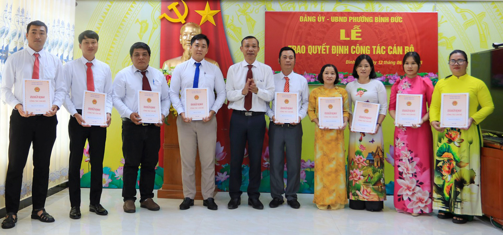 Đồng chí Võ Văn Hòa, Phó Bí thư Đảng ủy, Chủ tịch UBND phường trao Quyết định cho cán bộ