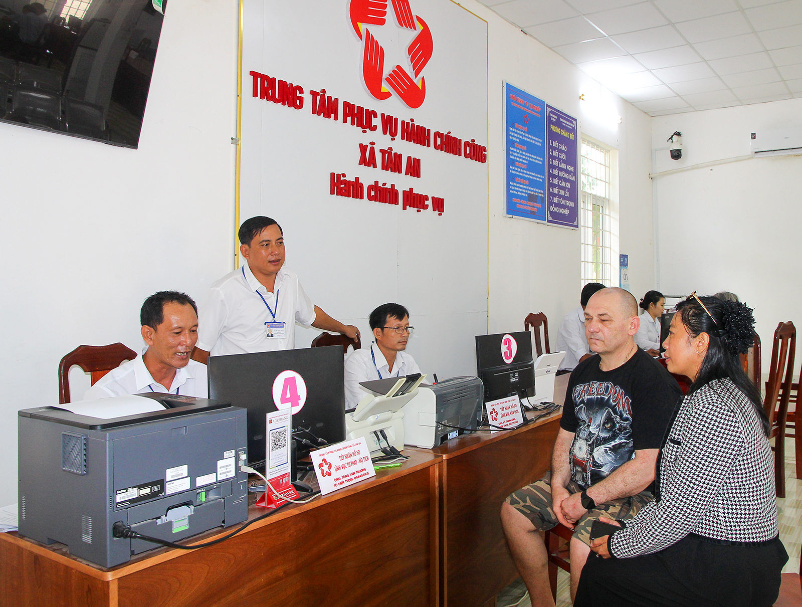 Chính quyền địa phương 2 cấp ở đầu nguồn sông Tiền: Hiệu quả từ thực tiễn - Bài 2: Người dân là trung tâm phục vụ