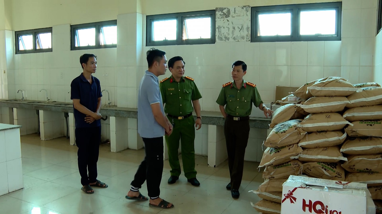 Bắt giữ 2 đối tượng sản xuất phân bón giả