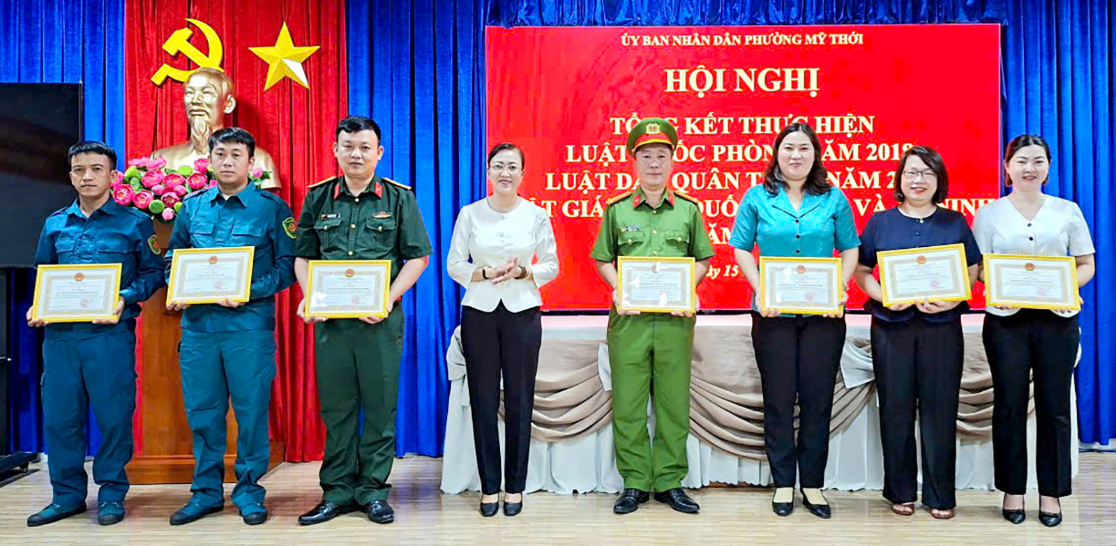 Phó Bí thư Thường trực Đảng uỷ phường Mỹ Thới Huỳnh Thị Diễm Châu trao giấy khen cho các tập thể