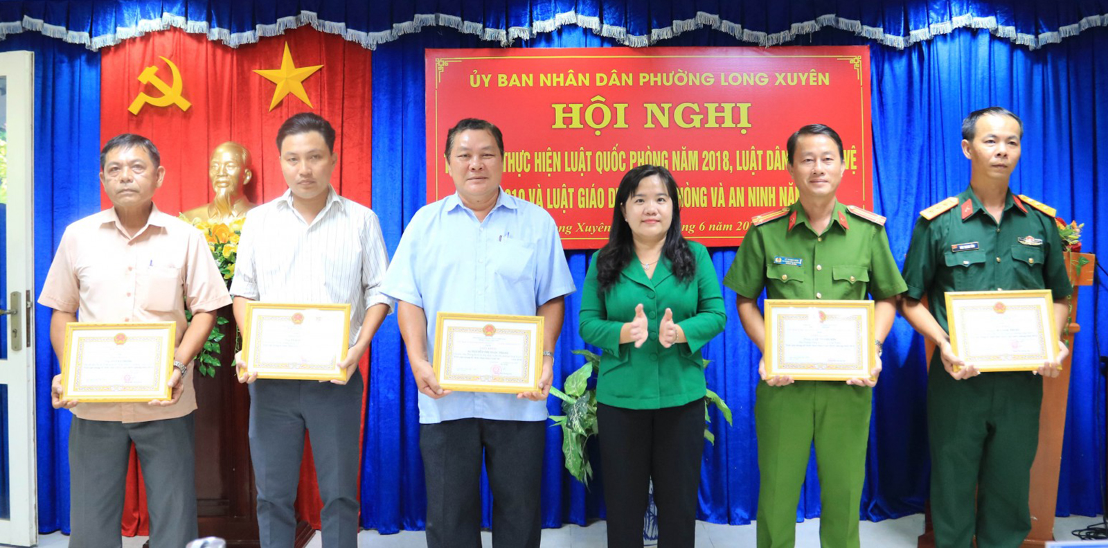 Phó Bí thư Đảng ủy, Chủ tịch UBND phường Đoàn Thị Hương Hà trao giấy khen cho các tập thể và cá nhân