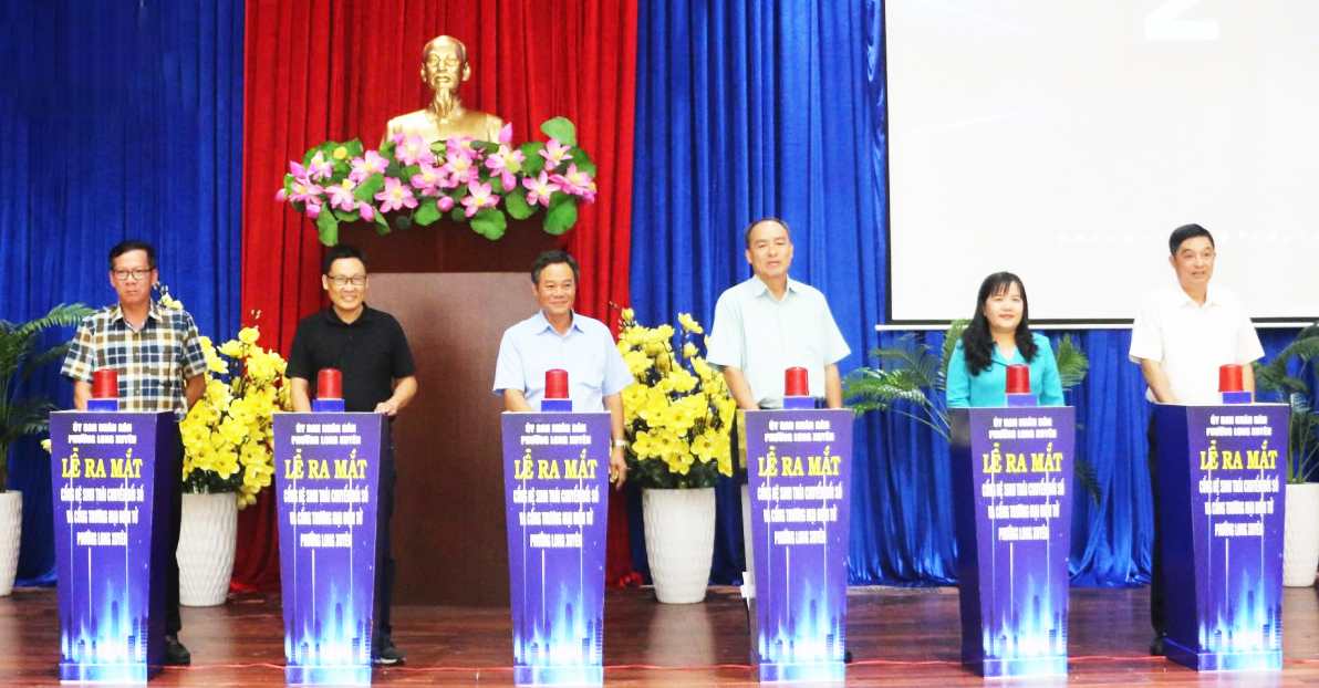 Lãnh đạo Sở Khoa học và Công nghệ tỉnh An Giang; Lãnh đạo phường Long Xuyên cùng thực hiện nghi thức bấm nút vận hành “Cổng hệ sinh thái chuyển đổi số và Cổng thương mại điện tử phường Long Xuyên”.