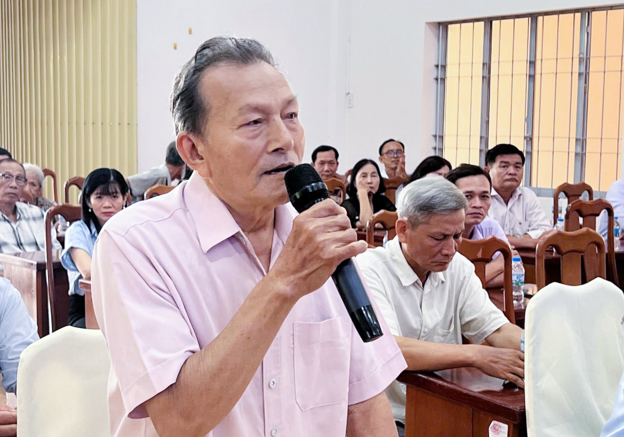 Cử tri Phạm Văn Chua phát biểu đề nghị nghiên cứu xây dựng cầu qua ấp Mỹ Thạnh