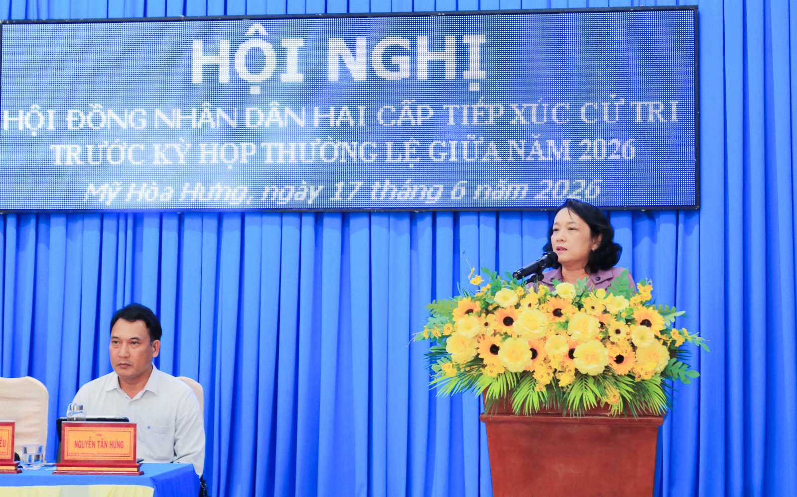Bà Nguyễn Thị Minh Kiều, Bí thư Đảng ủy, Chủ tịch HĐND xã Hội An đại diện Tổ đại biểu số 17 HĐND hai cấp tỉnh phát biểu giải trình và tiếp thu ý kiến cử tri