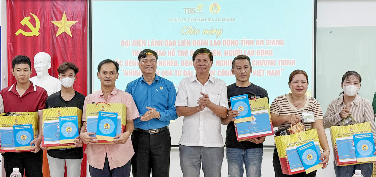 An Giang: Thăm, tặng quà đoàn viên, người lao động mắc bệnh hiểm nghèo, hoàn cảnh khó khăn