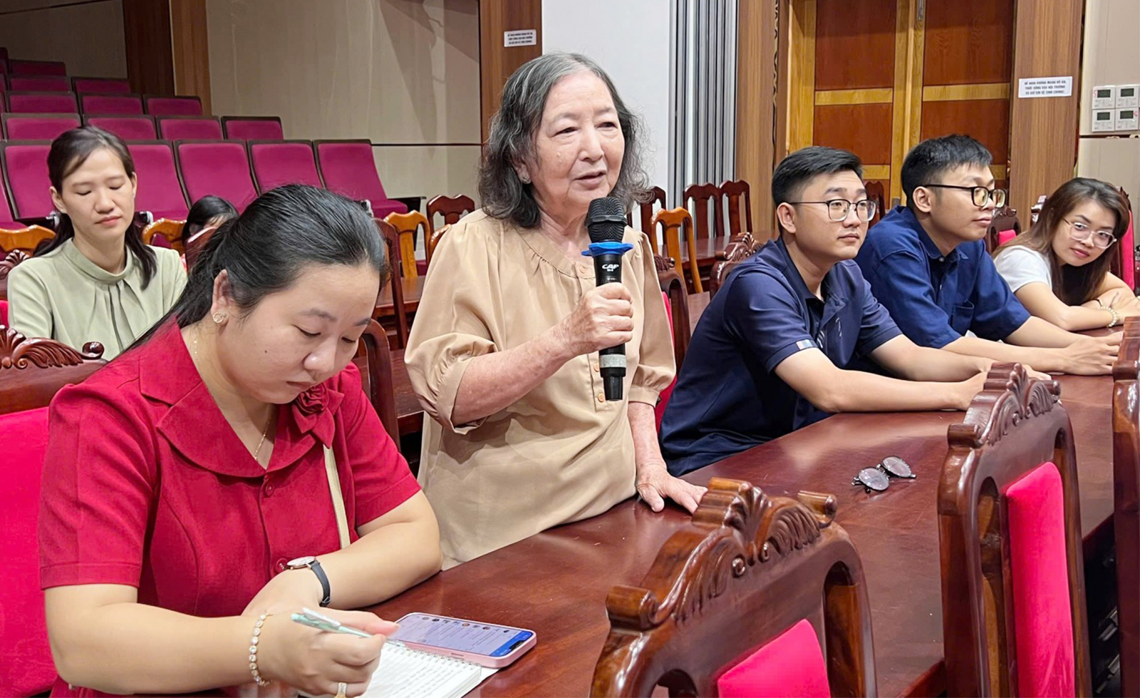 Đại biểu Nguyễn Thị Bé Vân phát biểu ý kiến