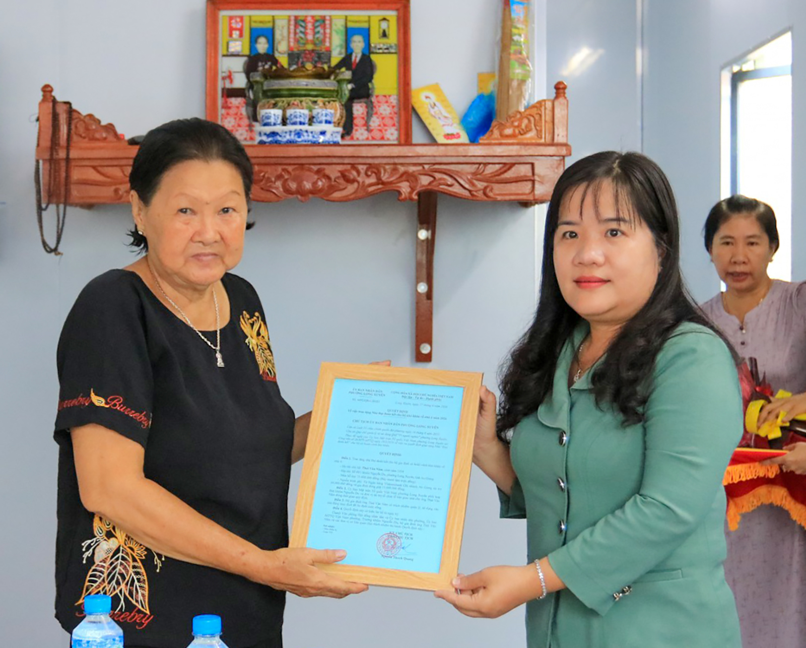 Phó Bí thư Đảng ủy, Chủ tịch UBND phường Long Xuyên Đoàn Thị Hương Hà trao Quyết định nhà cho gia đình ông Năm