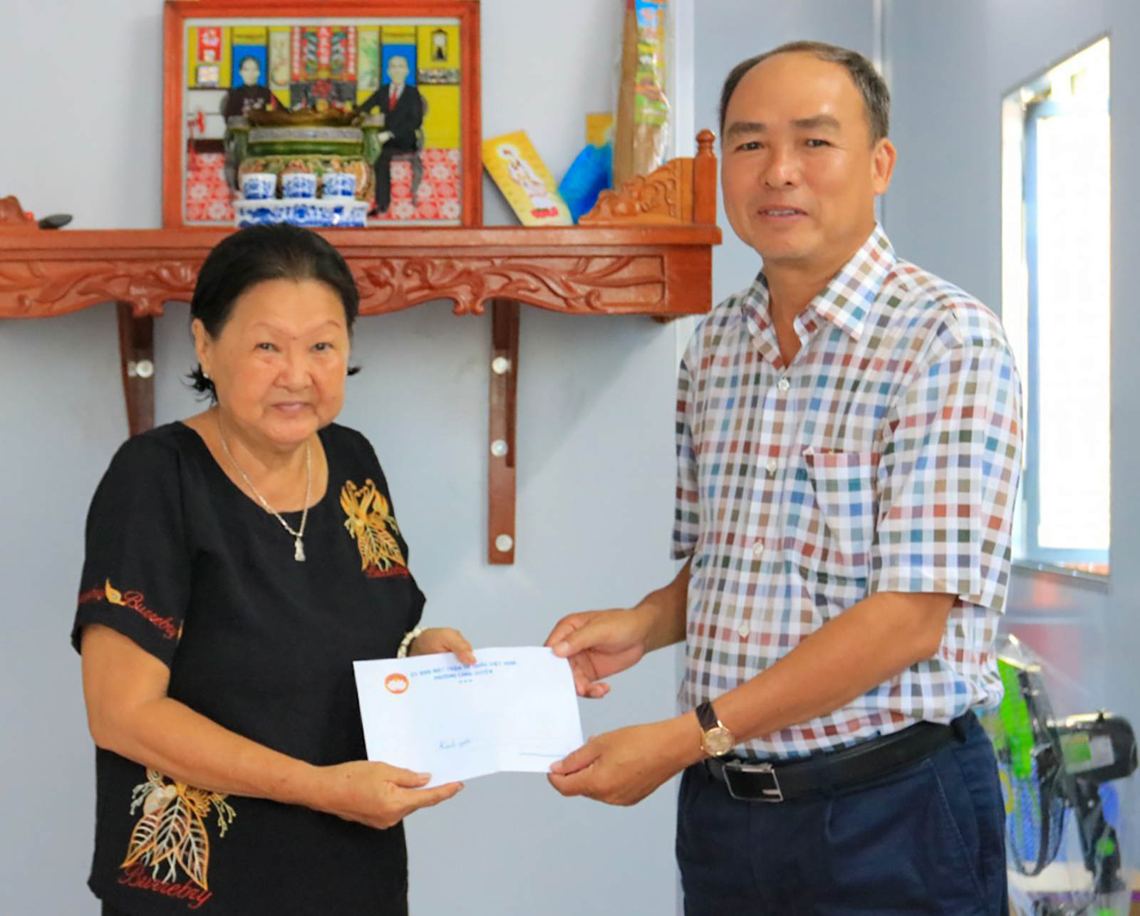 Tỉnh ủy viên, Bí thư Đảng ủy, Chủ tịch HĐND phường Long Xuyên Lâm Quang Thi tặng quà cho gia đình ông Năm