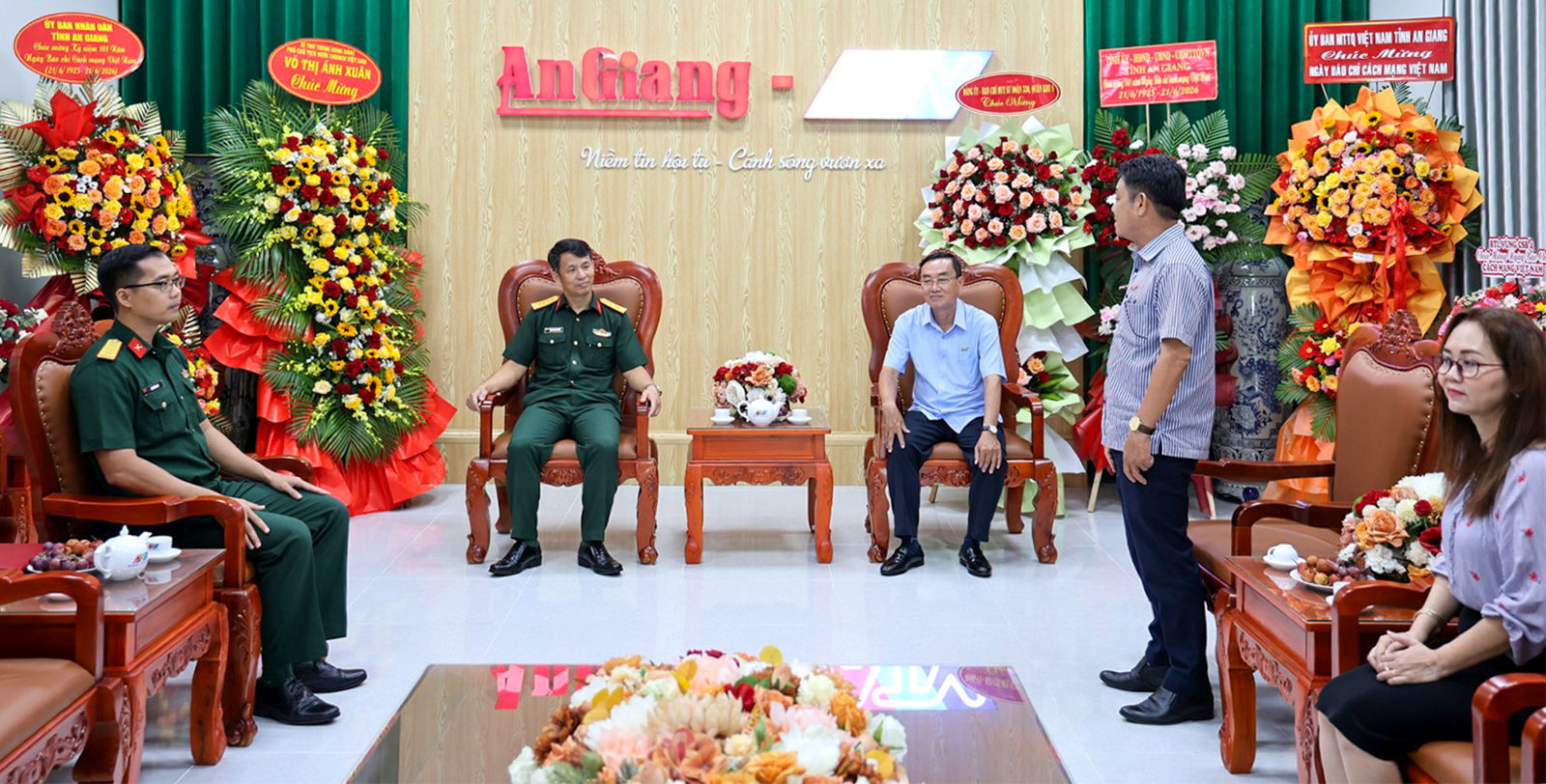 Nhiều đơn vị, địa phương, doanh nghiệp chúc mừng Báo và Phát thanh - Truyền hình An Giang