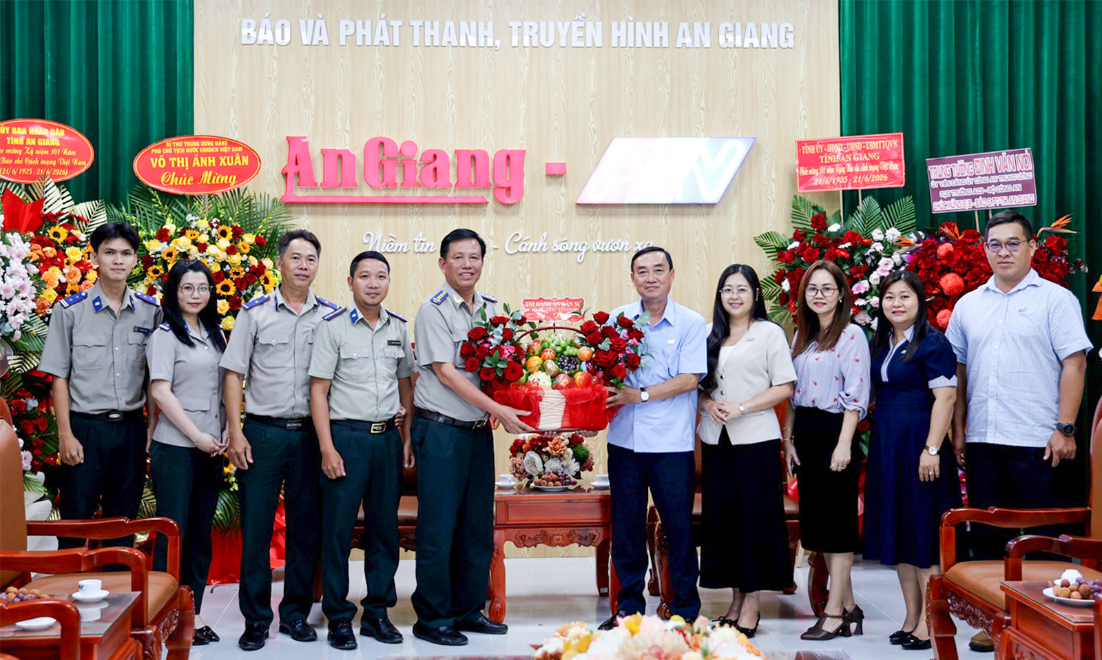 Nhiều đơn vị, địa phương, doanh nghiệp chúc mừng Báo và Phát thanh - Truyền hình An Giang