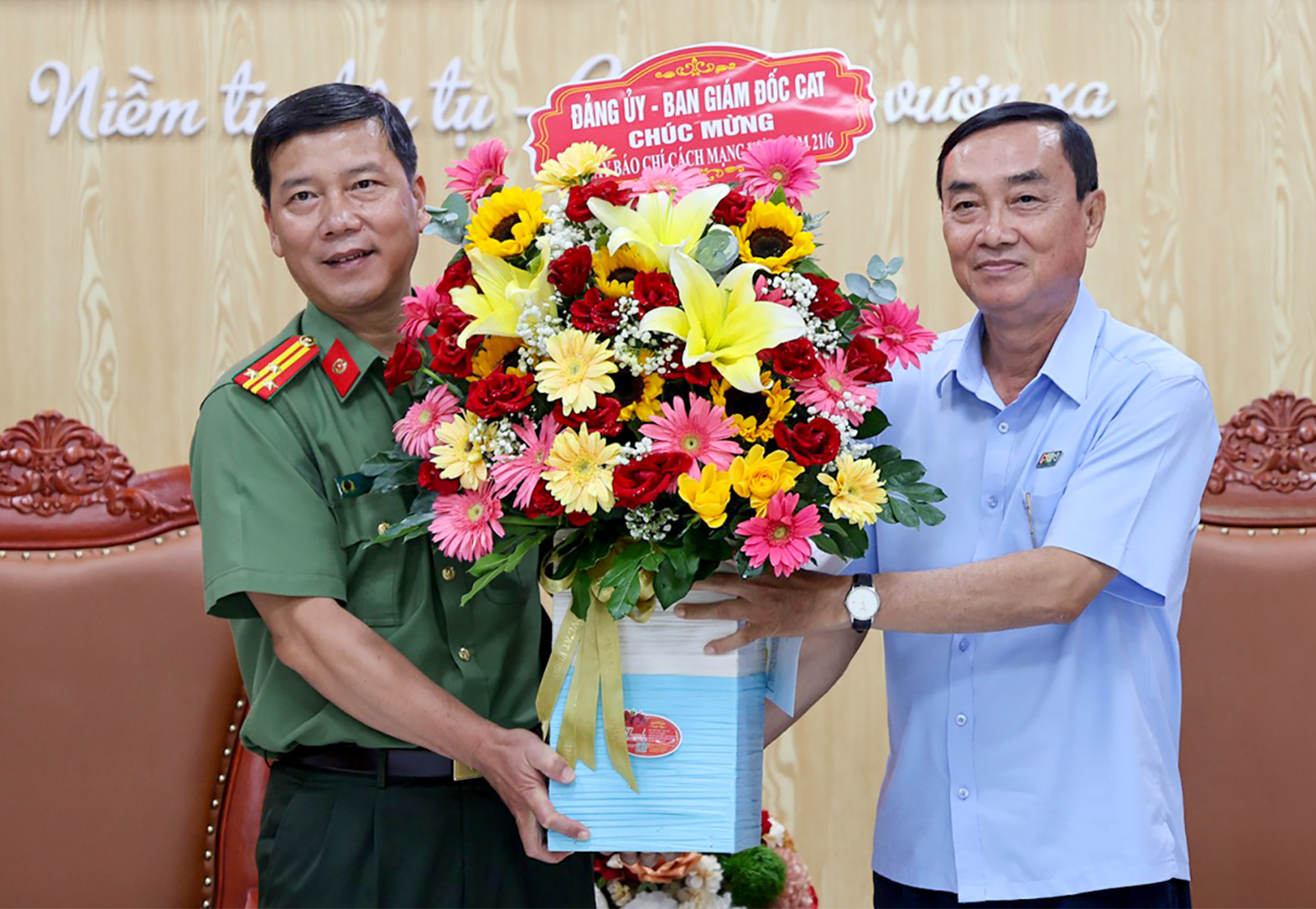 Nhiều đơn vị, địa phương, doanh nghiệp chúc mừng Báo và Phát thanh - Truyền hình An Giang