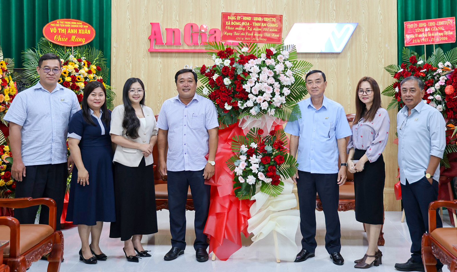 Nhiều đơn vị, địa phương, doanh nghiệp chúc mừng Báo và Phát thanh - Truyền hình An Giang