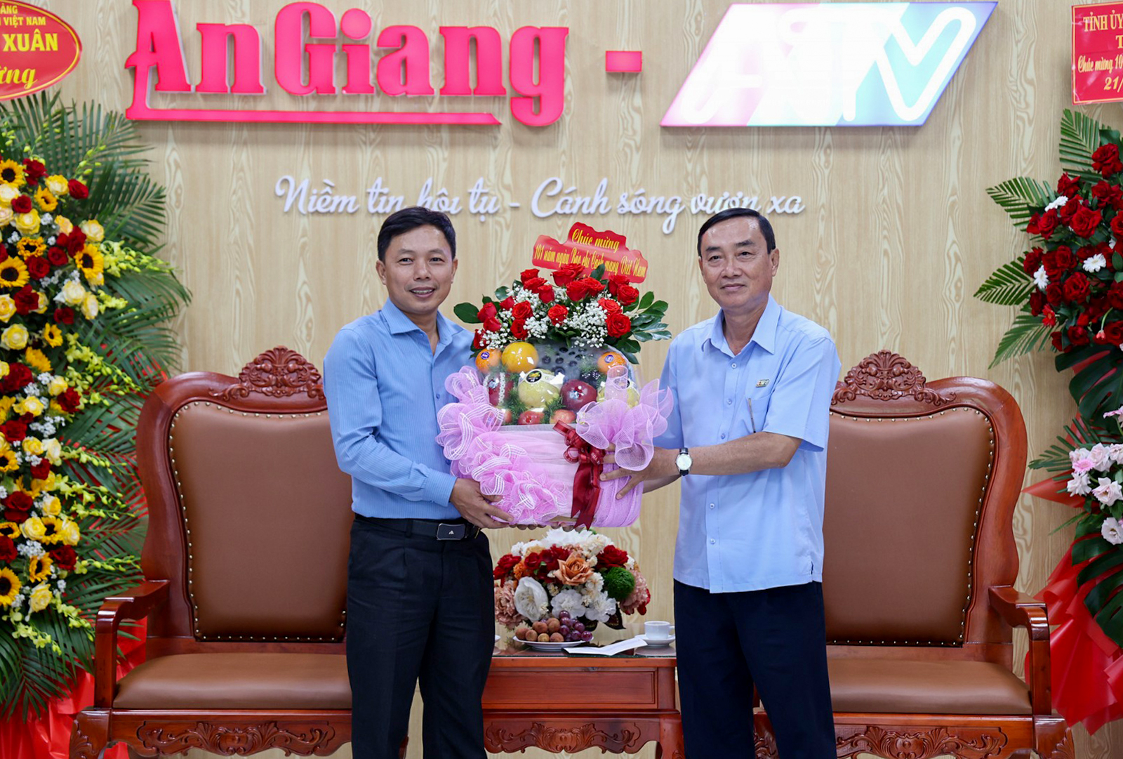 Nhiều đơn vị, địa phương, doanh nghiệp chúc mừng Báo và Phát thanh - Truyền hình An Giang